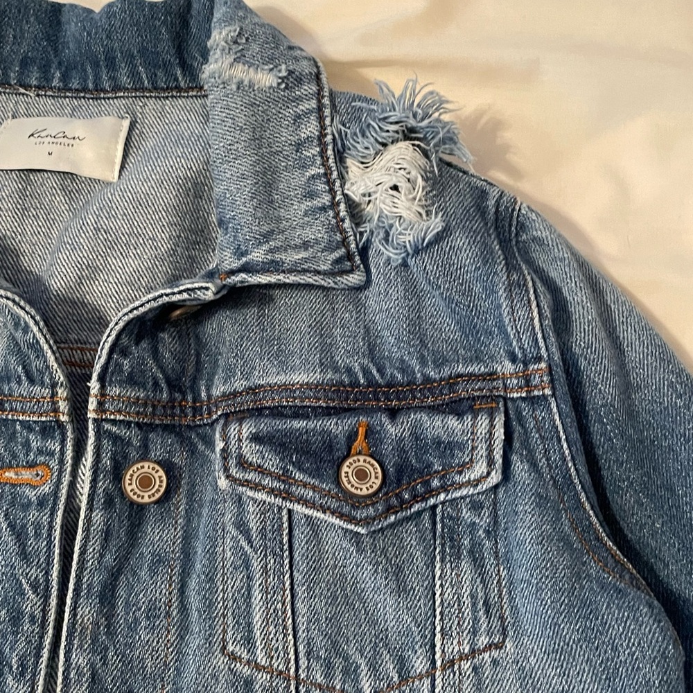 Kancan Los Angeles Distressed Jean Jacket with Frayed Bottom. 100% Cotton. - Picture 3 of 15